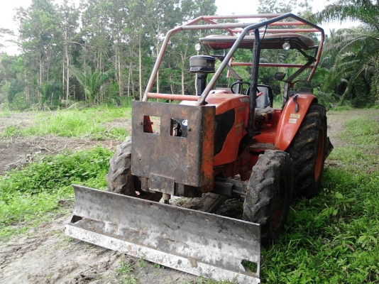 รถไถ KUBOTA 7040  ,  2 เพลา.   ( รถทำงาน 4,xxx ชม. )      สนใจติดต่อ  081 - 6079515