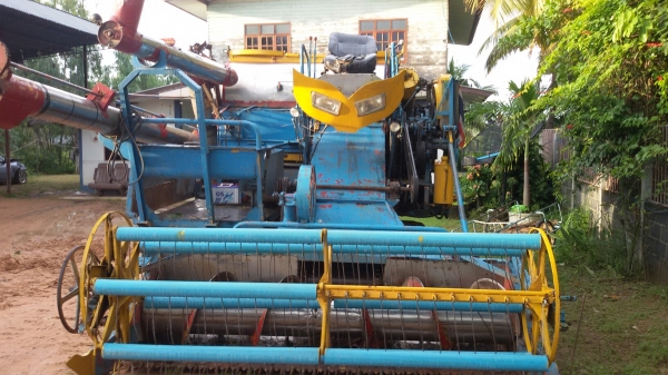 ขายรถเกี่ยวข้าวอุ้ม2ตันเดิน10htปั้ม22เครื่อง6bg1โบ