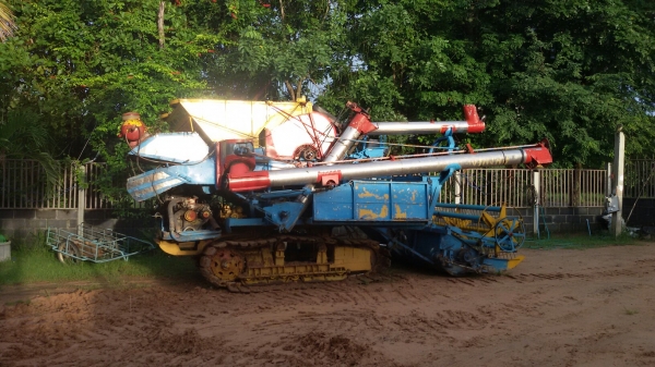 ขายรถเกี่ยวข้าวอุ้ม2ตันเดิน10htปั้ม22เครื่อง6bg1โบ