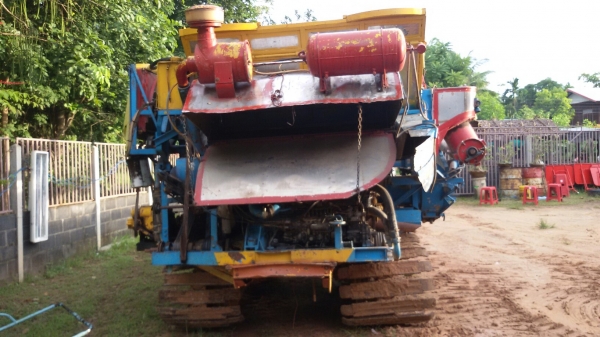 ขายรถเกี่ยวข้าวอุ้ม2ตันเดิน10htปั้ม22เครื่อง6bg1โบ