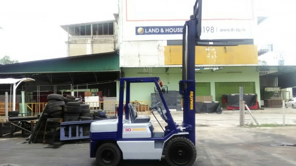 Komatsu FD30-11ขนาด3ตัน เสาสูง3เมตร เกียร์ธรรมดา เครื่องยนต์ดีเซลC240 ราคาต่อรองได้