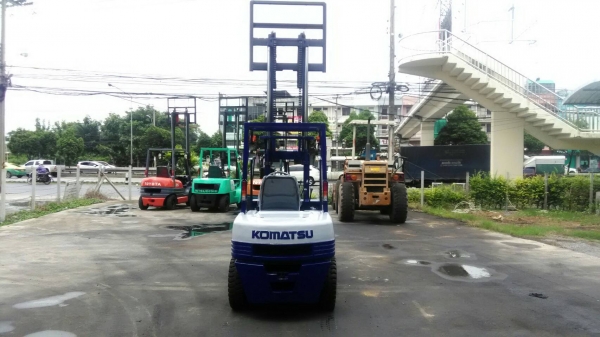 Komatsu FD30-11ขนาด3ตัน เสาสูง3เมตร เกียร์ธรรมดา เครื่องยนต์ดีเซลC240 ราคาต่อรองได้