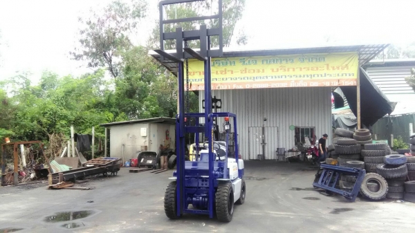 Komatsu FD30-11ขนาด3ตัน เสาสูง3เมตร เกียร์ธรรมดา เครื่องยนต์ดีเซลC240 ราคาต่อรองได้