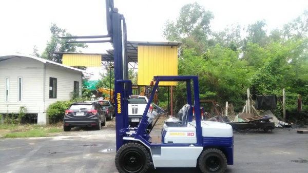 Komatsu FD30-11ขนาด3ตัน เสาสูง3เมตร เกียร์ธรรมดา เครื่องยนต์ดีเซลC240 ราคาต่อรองได้
