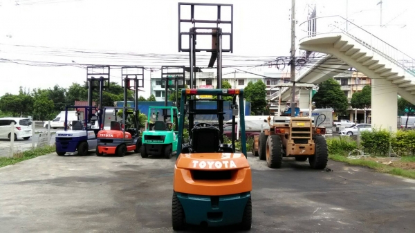 Toyota7fd25ขนาด2.5ตัน เสาสูง3เมตร เกียร์ออร์โต้ เครื่องยนต์ดีเซล2Z2 ราคาต่อรองได้0816161541