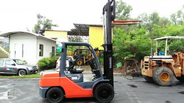 Toyota8fd35j ขนาด3.5ตัน เสาสูง3เมตรเข้าตู้ไซค์ซิฟ เกียร์ออร์โต้ เครื่องยนต์ดีเซล2Z2 4สูบรุ่นค่านิยม