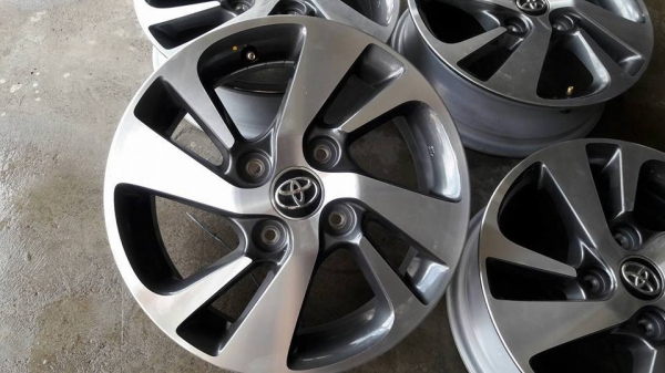 ขายแม็กป้ายแดง avanza 15" สนใจติดต่อ ตาเล็ก ล้อและยางครับ 081-3747940