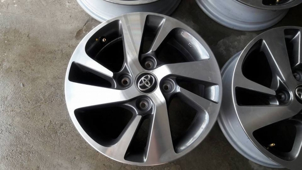 ขายแม็กป้ายแดง avanza 15" สนใจติดต่อ ตาเล็ก ล้อและยางครับ 081-3747940