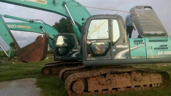 ขายรถแบคโฮ KOBELCO SK 200 YN-12 มี 2 คัน รถสวยพร้อมใช้ ราคา.1700000 สนใจรีบจองด่วน