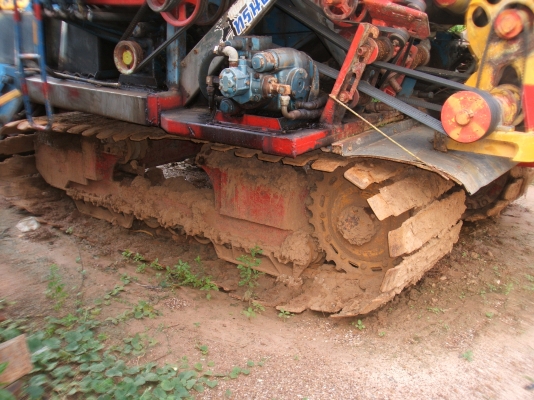 ขายรถเกี่ยวข้าวไทเส็ง อุ้ม 2.5 ตัน เครื่องยนต์อีซูซุ 210 แรงม้า ปั้มไดกิ๊นส์เบอร์ 23 ตัวเดิน 12 HT