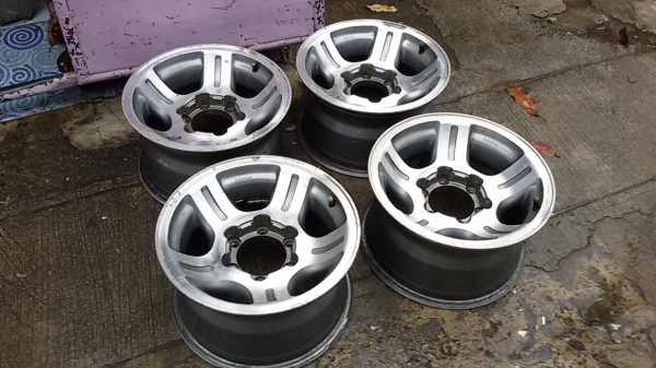 แม็ก Infinity 15 กว้าง 8.5 et 5 สภาพสวยหนา มีรอยนิดหน่อย ไม่คดไม่ดุ้ง 4 วง 5,500 บาท