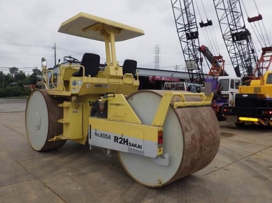 รถบดสามล้อเหล็ก SAKAI R2H FROM JAPAN สนใจติดต่อ 063-9316985 ID LINE : 0639316985 ครับ