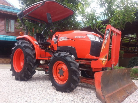 คูโบต้า L3608SP 4 WD พร้อมใบมีดดันหน้า