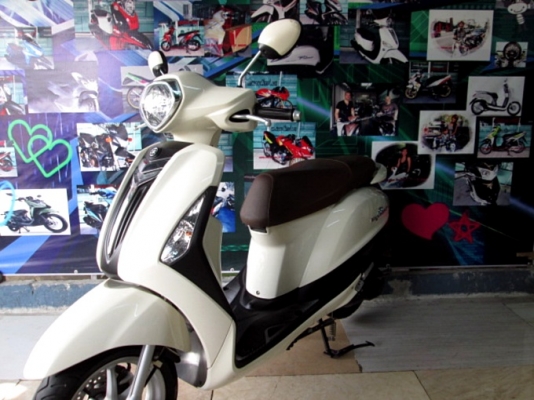 Grand filano 125 cc. สีขาว พิมนิยม ยูบ็อกใหญ่ใส่ของจุใจ มีไฟไต้เบาะ ช่องเติมน้ำมันด้านหน้า แถม 4 ราย