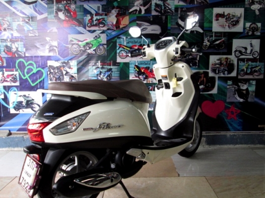 Grand filano 125 cc. สีขาว พิมนิยม ยูบ็อกใหญ่ใส่ของจุใจ มีไฟไต้เบาะ ช่องเติมน้ำมันด้านหน้า แถม 4 ราย