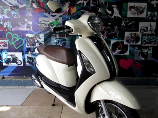 Grand filano 125 cc. สีขาว พิมนิยม ยูบ็อกใหญ่ใส่ของจุใจ มีไฟไต้เบาะ ช่องเติมน้ำมันด้านหน้า แถม 4 ราย