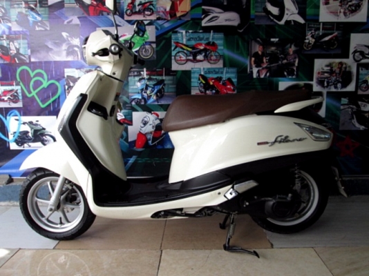 Grand filano 125 cc. สีขาว พิมนิยม ยูบ็อกใหญ่ใส่ของจุใจ มีไฟไต้เบาะ ช่องเติมน้ำมันด้านหน้า แถม 4 ราย