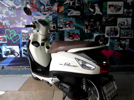 Grand filano 125 cc. สีขาว พิมนิยม ยูบ็อกใหญ่ใส่ของจุใจ มีไฟไต้เบาะ ช่องเติมน้ำมันด้านหน้า แถม 4 ราย