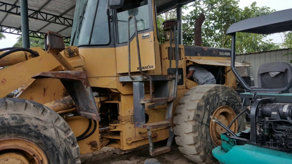 ขออนุญาตขายรถตักwa400-3เอกสารอินวอยพร้อมใช้งานราคา1350000บาทสนใจติดต่อช่างดำ085224877-0988930465ครับผม