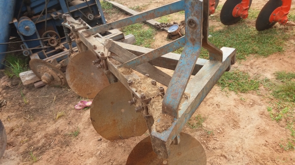 ผาลสามใส่รถไถฟอร์ด