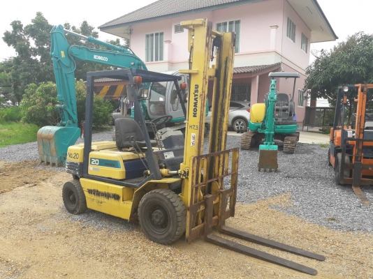 ขายรถยก KOMATSU FG20-11 เครื่องเบนซิน  เสาสูง 4 เมตร ยกได้ 2 ตัน ยางตันหน้าหลัง เกียร์ธรรมดา รถนอกนำเข้า ติดต่อ 098-7962549