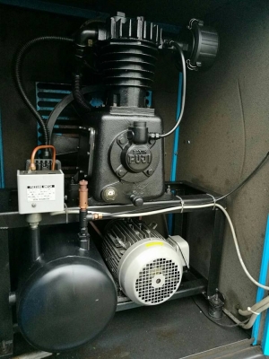 ปั้มลมตู้เก็บเสียงญี่ปุ่น EARTH FUJI รุ่น ALTIA ขนาด 3 HP สภาพสวยเงาๆลงตู้สดนอกมาเทสได้