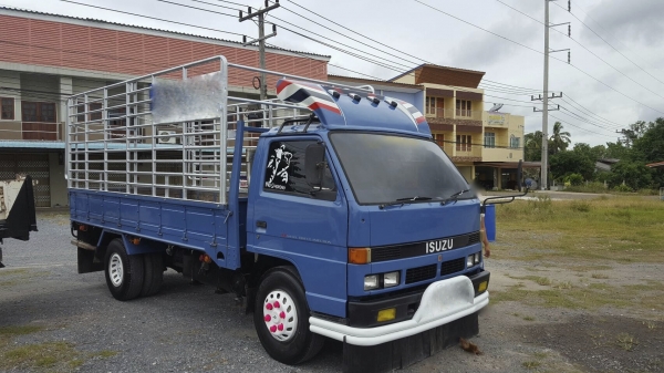 รถอีซูซุ 6 ล้อ รั้ว ( ไม่ดั้ม ) NPR 115 แรงม้า. ปี 46. สนใจติดต่อ 081 - 6079515