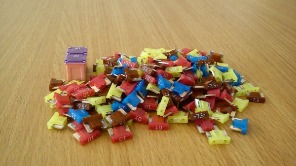 ฟิวส์ไซร์เล็ก ฟิวส์มินิ Fuse Micro Fuse Mini ใส่ในกล่องฟิวส์ห้องเครื่องรถยนต์ ฟิวส์ไซร์เล็ก ฟิวส์มินิ Fuse Micro Fuse Mini ใส่ในกล่องฟิวส์ห้องเครื่องรถยนต์