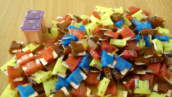 ฟิวส์ไซร์เล็ก ฟิวส์มินิ Fuse Micro Fuse Mini ใส่ในกล่องฟิวส์ห้องเครื่องรถยนต์ ฟิวส์ไซร์เล็ก ฟิวส์มินิ Fuse Micro Fuse Mini ใส่ในกล่องฟิวส์ห้องเครื่องรถยนต์