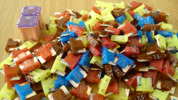 ฟิวส์ไซร์เล็ก ฟิวส์มินิ Fuse Micro Fuse Mini ใส่ในกล่องฟิวส์ห้องเครื่องรถยนต์ ฟิวส์ไซร์เล็ก ฟิวส์มินิ Fuse Micro Fuse Mini ใส่ในกล่องฟิวส์ห้องเครื่องรถยนต์