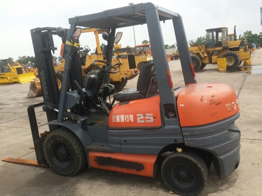 ขายรถโฟล์คลิฟTOYOTAรุ่น6เครื่องเบนชิน2.5ตัน