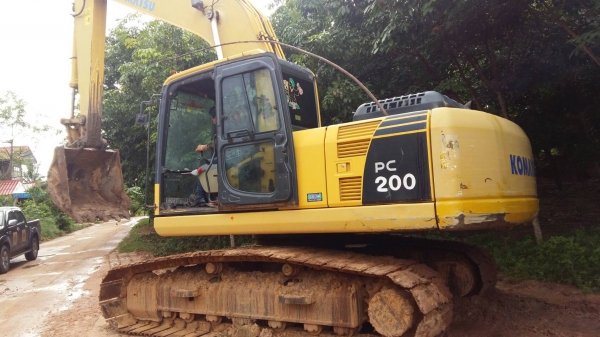 ขาย 1,395,000 KOMATSU pc 200-8 ทำงาน 15,&times;&times;&times;  ชั่วโมง เครื่องดี ปั๊มดี  ไฟฟ้าครบพร้อมใช้ เอกสารเล่ม รถอยู่ จ.สกลนคร 090-772-3710 090-772-3708