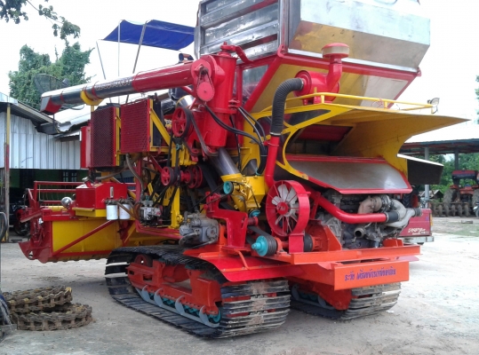 ขายรถเกี่ยวพร้อมแทนเลอร์ รถเกี่ยวเครื่อง JO8 ตัวดิน 12 นอก แทนเลอร์เครื่อง 175 , 7เกียร์  สนใจติดต่อได้ที่  0899152546,0934573172