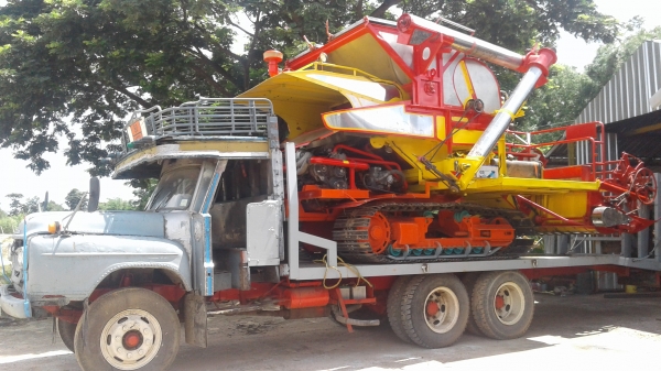 ขายรถเกี่ยวพร้อมแทนเลอร์ รถเกี่ยวเครื่อง JO8 ตัวดิน 12 นอก แทนเลอร์เครื่อง 175 , 7เกียร์  สนใจติดต่อได้ที่  0899152546,0934573172