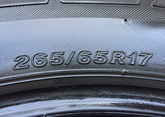 ยาง Bridgestone 265 65 17 ปลายปี13 ดอกเยอะ พร้อมใช้งาน ราคาไม่แพง