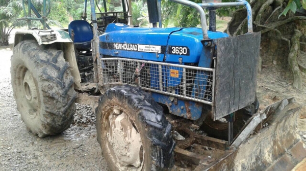 ขายรถไถ2เพลา NEWHOLLAND 3630 ทำงาน 1พันกว่ากิโล เดิมๆสวยๆสนใจโทร 081-970-1072