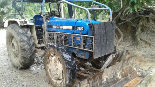 ขายรถไถ2เพลา NEWHOLLAND 3630 ทำงาน 1พันกว่ากิโล เดิมๆสวยๆสนใจโทร 081-970-1072
