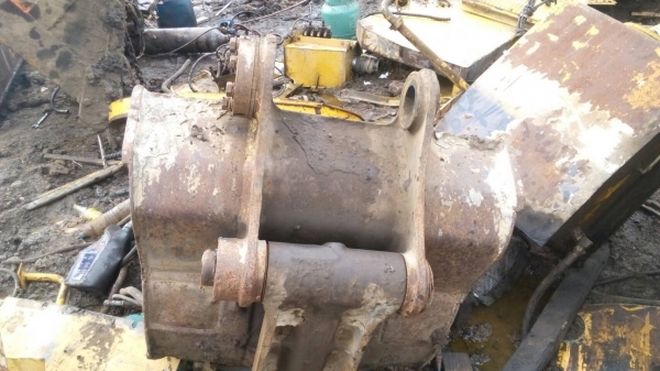 ขายบุ้งกี่เก่า ใส่ PC-200-5-6  ใส่ได้หลายรุ่นขาย 25000  ซ่อมแล้ว