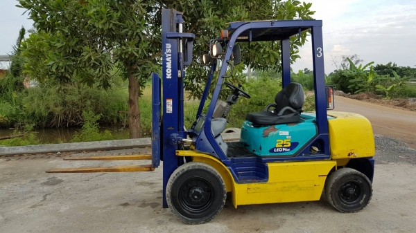 ขายด่วนรถยกKOMATSU FG25-14 ยก2.5ตันเสาสูง3เมตรยางตัน4เส้นเกียรออโต้รถนอกนำเข้ายังไม่เคยใช้งานในเมืองไทยเลย=รุ่นใหม่ขายถูกๆๆ