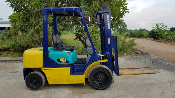 ขายด่วนรถยกKOMATSU FG25-14 ยก2.5ตันเสาสูง3เมตรยางตัน4เส้นเกียรออโต้รถนอกนำเข้ายังไม่เคยใช้งานในเมืองไทยเลย=รุ่นใหม่ขายถูกๆๆ