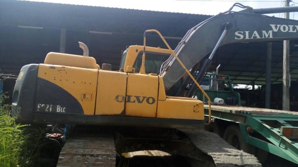 Volvo EC210B มีเล่มทะเบียนคะ รถพร้อมใช้ เครื่องดีเอวดีช่วงล่างแน่น ราคา 1,300,000. บาทต่อรองได้คะ Volvo EC210B มีเล่มทะเบียนคะ รถพร้อมใช้ เครื่องดีเอวดีช่วงล่างแน่น ราคา 1,300,000. บาทต่อรองได้คะ