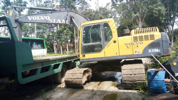 Volvo EC210B มีเล่มทะเบียนคะ รถพร้อมใช้ เครื่องดีเอวดีช่วงล่างแน่น ราคา 1,300,000. บาทต่อรองได้คะ