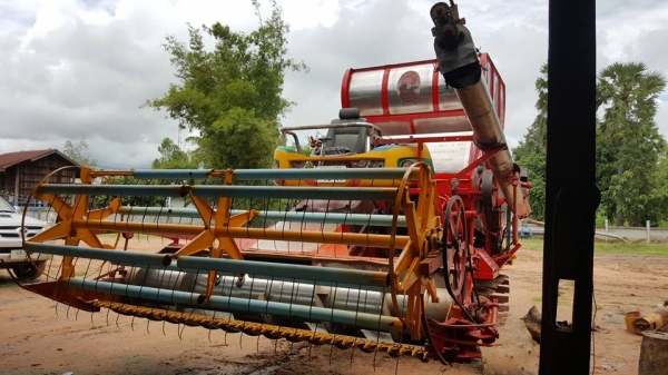 ขายรถเกี่ยวเกษตรพัฒนาไอ้หนุ่มไวไฟ 230เทอร์โบว์ ช่วงล่าง10ปั๊มไดกิ้น22 บิ้วเก็บงานแล้วพร้อมทำงาน