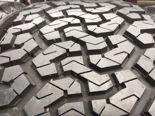 ล้อ Lenso รุ่นใหม่ล่าสุด ขอบ20 พร้อมยาง Monster 265 50 20 ปลายปี16 ใช้มาแค่ 1อาทิตย์ตุ่มหน้ายางอยู่ครบ