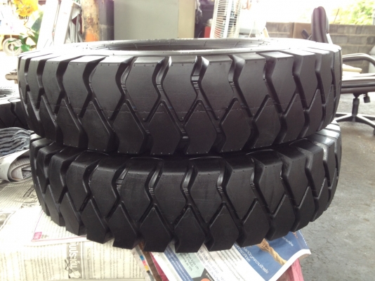 ขายยางลมรถโฟล์คลิฟท์ขนาด 2.0-2.5 ตัน ครบชุด 4 เส้น ราคาพิเศษ