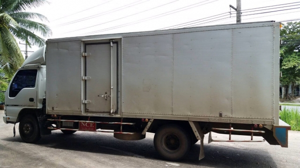 ขายรถ6ล้อตู้แห้งISUZU NQR70RY52E5 เครื่อง 150แรงม้าปี50 สวยเดิม สนใจโทร 081-970-1072