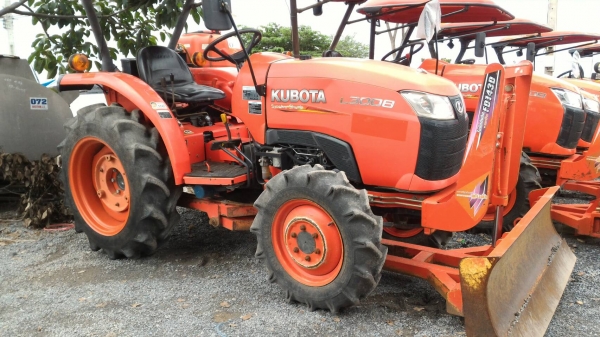 ขายรถไถ KUBOTA L3008 พร้อมอุปกรณ์ดันหน้า และผาน5ใหม่ รับประกันเครื่องยนต์     แถมขนส่งให้ฟรีๆๆ ทั่วประเทศไทย ราคา 315,000 บาท อ.แกลง จ.ระยอง   DC Tractor Rayong 0818618678,0899347475 https://www.facebook.com/DC-Tractor-Rayong-3071545327&hellip;/shop&amp;h