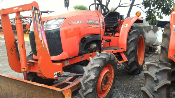 ขายรถไถ KUBOTA L3008 พร้อมอุปกรณ์ดันหน้า และผาน5ใหม่ รับประกันเครื่องยนต์     แถมขนส่งให้ฟรีๆๆ ทั่วประเทศไทย ราคา 315,000 บาท อ.แกลง จ.ระยอง   DC Tractor Rayong 0818618678,0899347475 https://www.facebook.com/DC-Tractor-Rayong-3071545327&hellip;/shop&amp;h