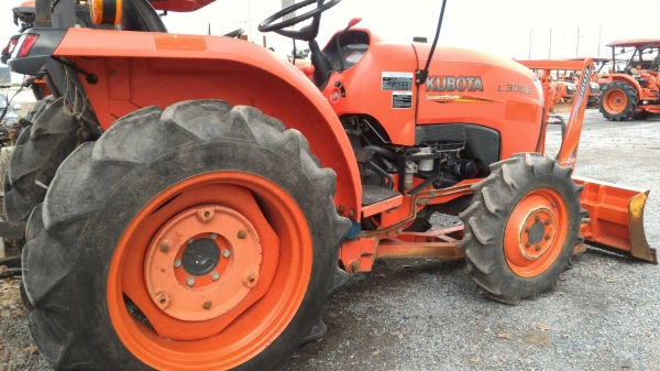 ขายรถไถ KUBOTA L3008 พร้อมอุปกรณ์ดันหน้า และผาน5ใหม่ รับประกันเครื่องยนต์     แถมขนส่งให้ฟรีๆๆ ทั่วประเทศไทย ราคา 315,000 บาท อ.แกลง จ.ระยอง   DC Tractor Rayong 0818618678,0899347475 https://www.facebook.com/DC-Tractor-Rayong-3071545327&hellip;/shop&amp;h