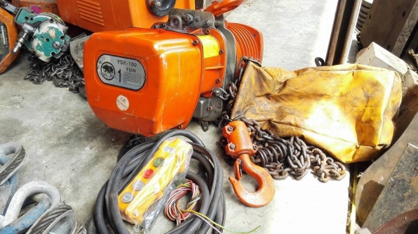 ** Sold ** รอกโซ่ไฟฟ้าหมีดำ Black Bear 1 Ton. ไฟ 380V สภาพใหม่ใช้น้อยเงาๆมาเทสได้!!